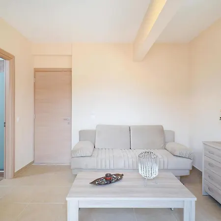 Theodore Apartment *